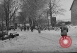 Immagine di Stati Uniti fanteria in anticipo Saint Vith Belgio, 1945, secondo 15 filmato di repertorio 65675072474