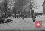 Immagine di Stati Uniti fanteria in anticipo Saint Vith Belgio, 1945, secondo 17 filmato di repertorio 65675072474