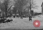Immagine di Stati Uniti fanteria in anticipo Saint Vith Belgio, 1945, secondo 18 filmato di repertorio 65675072474