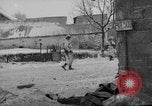 Immagine di Stati Uniti fanteria in anticipo Saint Vith Belgio, 1945, secondo 23 filmato di repertorio 65675072474