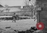 Immagine di Stati Uniti fanteria in anticipo Saint Vith Belgio, 1945, secondo 25 filmato di repertorio 65675072474
