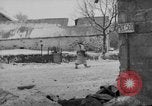 Immagine di Stati Uniti fanteria in anticipo Saint Vith Belgio, 1945, secondo 26 filmato di repertorio 65675072474