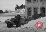 Immagine di Stati Uniti fanteria in anticipo Saint Vith Belgio, 1945, secondo 51 filmato di repertorio 65675072474