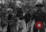 Standbild Flüchtlinge evakuiert Vietnam, 1967, aus Sekunde 4 historischem Filmmaterial Videoclip 65675072479