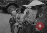 Standbild Flüchtlinge evakuiert Vietnam, 1967, aus Sekunde 5 historischem Filmmaterial Videoclip 65675072479