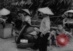 Standbild Flüchtlinge evakuiert Vietnam, 1967, aus Sekunde 10 historischem Filmmaterial Videoclip 65675072479