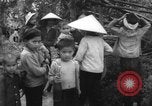Standbild Flüchtlinge evakuiert Vietnam, 1967, aus Sekunde 12 historischem Filmmaterial Videoclip 65675072479