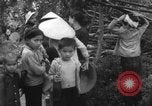Standbild Flüchtlinge evakuiert Vietnam, 1967, aus Sekunde 13 historischem Filmmaterial Videoclip 65675072479