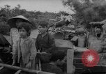 Standbild Flüchtlinge evakuiert Vietnam, 1967, aus Sekunde 25 historischem Filmmaterial Videoclip 65675072479