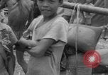Standbild Flüchtlinge evakuiert Vietnam, 1967, aus Sekunde 39 historischem Filmmaterial Videoclip 65675072479