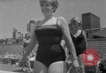 Standbild Großmütter Baden beauty contest New York City USA, 1967, aus Sekunde 22 historischem Filmmaterial Videoclip 65675072481