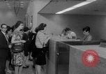 Image civils billets de loterie d'achat New York City USA, 1967, de la seconde 10 séquences d'archives historiques vidéo 65675072485