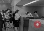 Image civils billets de loterie d'achat New York City USA, 1967, de la seconde 11 séquences d'archives historiques vidéo 65675072485