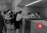 Image civils billets de loterie d'achat New York City USA, 1967, de la seconde 12 séquences d'archives historiques vidéo 65675072485