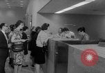 Image civils billets de loterie d'achat New York City USA, 1967, de la seconde 13 séquences d'archives historiques vidéo 65675072485