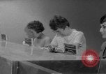 Image civils billets de loterie d'achat New York City USA, 1967, de la seconde 17 séquences d'archives historiques vidéo 65675072485
