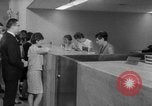 Image civils billets de loterie d'achat New York City USA, 1967, de la seconde 22 séquences d'archives historiques vidéo 65675072485