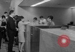 Image civils billets de loterie d'achat New York City USA, 1967, de la seconde 23 séquences d'archives historiques vidéo 65675072485