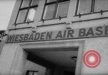 Standbild USA airmen West Deutschland, 1958, aus Sekunde 8 historischem Filmmaterial Videoclip 65675072510