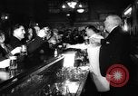 Image banque transformée en bar en fin d'interdiction Chicago Illinois USA, 1933, de la seconde 13 séquences d'archives historiques vidéo 65675072515
