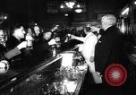 Image banque transformée en bar en fin d'interdiction Chicago Illinois USA, 1933, de la seconde 15 séquences d'archives historiques vidéo 65675072515