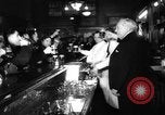 Image banque transformée en bar en fin d'interdiction Chicago Illinois USA, 1933, de la seconde 16 séquences d'archives historiques vidéo 65675072515