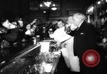 Image banque transformée en bar en fin d'interdiction Chicago Illinois USA, 1933, de la seconde 17 séquences d'archives historiques vidéo 65675072515