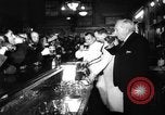 Image banque transformée en bar en fin d'interdiction Chicago Illinois USA, 1933, de la seconde 18 séquences d'archives historiques vidéo 65675072515