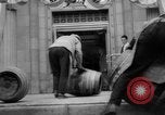 Image banque transformée en bar en fin d'interdiction Chicago Illinois USA, 1933, de la seconde 26 séquences d'archives historiques vidéo 65675072515