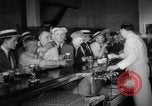 Image banque transformée en bar en fin d'interdiction Chicago Illinois USA, 1933, de la seconde 35 séquences d'archives historiques vidéo 65675072515