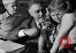 Immagine di Il presidente Franklin Roosevelt alla guida della sua mano-auto controllata Hyde Park New York USA, 1936, secondo 29 filmato di repertorio 65675072517