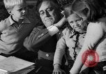 Immagine di Il presidente Franklin Roosevelt alla guida della sua mano-auto controllata Hyde Park New York USA, 1936, secondo 30 filmato di repertorio 65675072517