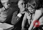 Immagine di Il presidente Franklin Roosevelt alla guida della sua mano-auto controllata Hyde Park New York USA, 1936, secondo 31 filmato di repertorio 65675072517