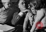 Immagine di Il presidente Franklin Roosevelt alla guida della sua mano-auto controllata Hyde Park New York USA, 1936, secondo 32 filmato di repertorio 65675072517