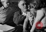 Immagine di Il presidente Franklin Roosevelt alla guida della sua mano-auto controllata Hyde Park New York USA, 1936, secondo 33 filmato di repertorio 65675072517