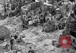 Immagine di Danni di bomba Coutances Francia, 1944, secondo 13 filmato di repertorio 65675072544
