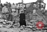 Immagine di Danni di bomba Coutances Francia, 1944, secondo 57 filmato di repertorio 65675072544