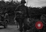 Standbild US4th Armored Division in Operation Cobra in Zweiten Weltkrieg Periers Frankreich, 1944, aus Sekunde 17 historischem Filmmaterial Videoclip 65675072546