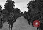 Standbild US4th Armored Division in Operation Cobra in Zweiten Weltkrieg Periers Frankreich, 1944, aus Sekunde 21 historischem Filmmaterial Videoclip 65675072546