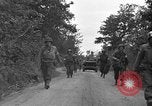 Standbild US4th Armored Division in Operation Cobra in Zweiten Weltkrieg Periers Frankreich, 1944, aus Sekunde 52 historischem Filmmaterial Videoclip 65675072546