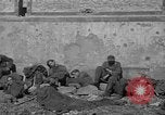 Immagine di Prigionieri tedeschi custodito da noi parlamentari durante la seconda guerra mondiale Periers Francia, 1944, secondo 13 filmato di repertorio 65675072547