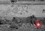 Immagine di Prigionieri tedeschi custodito da noi parlamentari durante la seconda guerra mondiale Periers Francia, 1944, secondo 17 filmato di repertorio 65675072547