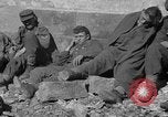 Immagine di Prigionieri tedeschi custodito da noi parlamentari durante la seconda guerra mondiale Periers Francia, 1944, secondo 19 filmato di repertorio 65675072547