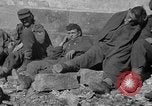Immagine di Prigionieri tedeschi custodito da noi parlamentari durante la seconda guerra mondiale Periers Francia, 1944, secondo 20 filmato di repertorio 65675072547