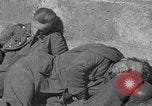 Immagine di Prigionieri tedeschi custodito da noi parlamentari durante la seconda guerra mondiale Periers Francia, 1944, secondo 21 filmato di repertorio 65675072547
