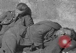 Immagine di Prigionieri tedeschi custodito da noi parlamentari durante la seconda guerra mondiale Periers Francia, 1944, secondo 22 filmato di repertorio 65675072547