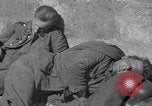 Immagine di Prigionieri tedeschi custodito da noi parlamentari durante la seconda guerra mondiale Periers Francia, 1944, secondo 23 filmato di repertorio 65675072547