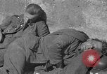 Immagine di Prigionieri tedeschi custodito da noi parlamentari durante la seconda guerra mondiale Periers Francia, 1944, secondo 25 filmato di repertorio 65675072547