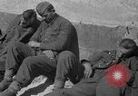 Immagine di Prigionieri tedeschi custodito da noi parlamentari durante la seconda guerra mondiale Periers Francia, 1944, secondo 36 filmato di repertorio 65675072547