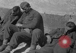Immagine di Prigionieri tedeschi custodito da noi parlamentari durante la seconda guerra mondiale Periers Francia, 1944, secondo 39 filmato di repertorio 65675072547